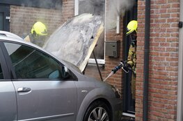 Auto in brand voor woning Alkmaar