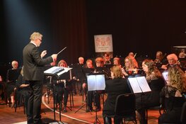 Koninklijke Erepenning & Insigne dirigent worden uitgereikt