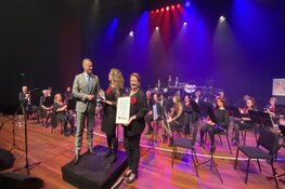 Koninklijke Erepenning & Insigne dirigent worden uitgereikt