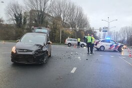 Politieauto met spoed knalt op andere auto op kruispunt Alkmaar: 3 gewonden