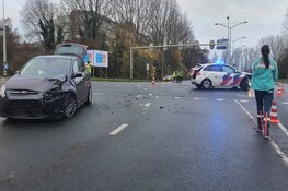 Politieauto met spoed knalt op andere auto op kruispunt Alkmaar: 3 gewonden