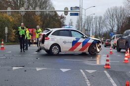 Politieauto met spoed knalt op andere auto op kruispunt Alkmaar: 3 gewonden