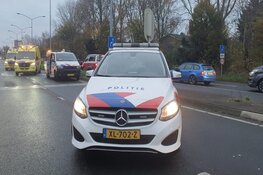 Politieauto met spoed knalt op andere auto op kruispunt Alkmaar: 3 gewonden