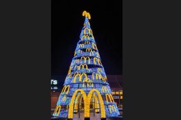 Mega kerstboom bij McDonald's Alkmaar Oost staat er weer
