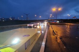 Kettingbotsing en klapband vrachtwagen zorgen voor veel vertraging.