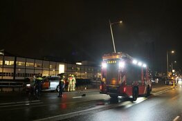 Auto tegen lantaarnpaal gereden in centrum Alkmaar