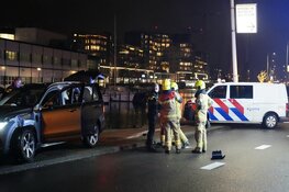 Auto tegen lantaarnpaal gereden in centrum Alkmaar