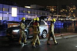 Auto tegen lantaarnpaal gereden in centrum Alkmaar