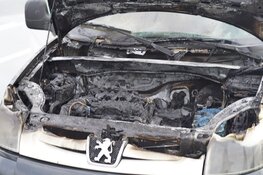 Auto vliegt in brand bij stoplichten Nieuwe Schermerweg