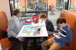 Burgemeester geeft startsignaal Monopoly-spel Oudorp