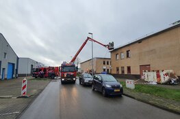 Brand op dak van bedrijfsverzamelgebouw Beverkoog