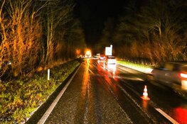 Auto total-loss na glijpartij langs N245