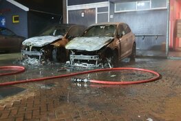 Twee auto&#39;s door brand verwoest in Alkmaar