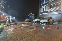 Twee auto&#39;s door brand verwoest in Alkmaar