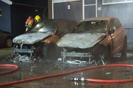 Twee auto&#39;s door brand verwoest in Alkmaar