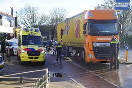 Fietsster komt onder vrachtwagen terecht in Heiloo