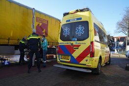 Fietsster komt onder vrachtwagen terecht in Heiloo