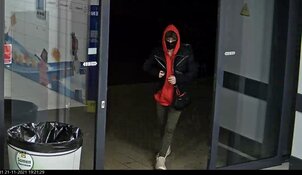 Gezocht: Betalen met gestolen pinpas na beroving; herkenning gezocht