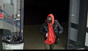 Gezocht: Betalen met gestolen pinpas na beroving; herkenning gezocht