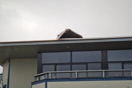 Stuk van dak losgewaaid in Alkmaar