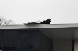 Stuk van dak losgewaaid in Alkmaar