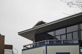 Stuk van dak losgewaaid in Alkmaar