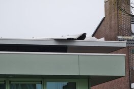 Stuk van dak losgewaaid in Alkmaar