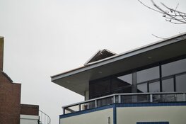 Stuk van dak losgewaaid in Alkmaar