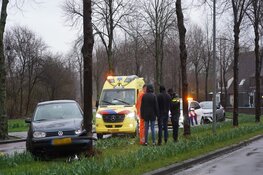 Auto tegen boom gereden in Alkmaar