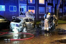 Twee auto's door brand verwoest in Monseigneur Poelsstraat