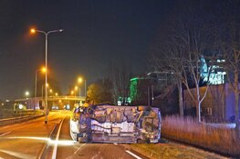 Auto op zijn kant op N242 bij Heerhugowaard