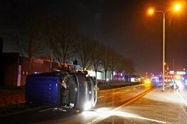 Auto op zijn kant op N242 bij Heerhugowaard
