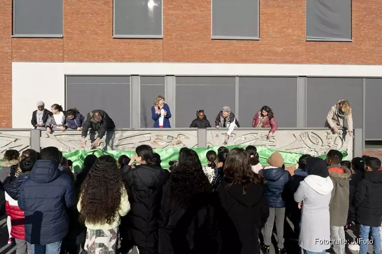 Kunstwerk onthuld bij basisschool De Wegwijzer