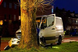 Bestelbus tegen boom gereden in Alkmaar