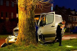 Bestelbus tegen boom gereden in Alkmaar