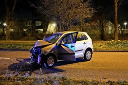 Auto tegen boom op Laan van Bath