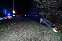 Automobilist op de kop bij ongeluk in Egmond-Binnen