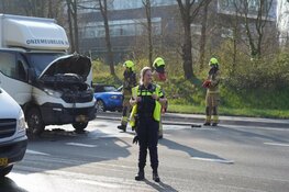 Bedrijfswagen vat vlam tijdens het rijden in Alkmaar