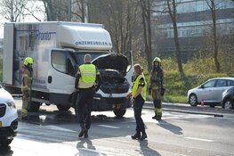 Bedrijfswagen vat vlam tijdens het rijden in Alkmaar