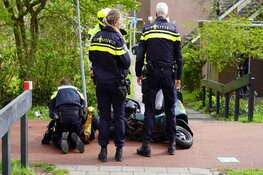 Scooterrijder onderuit na achtervolging in Alkmaar
