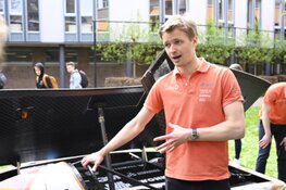 Laurens uit Heiloo op bezoek met zonneauto bij Murmellius Gymnasium in Alkmaar