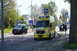 Scooterrijdster aangereden door auto in Alkmaar