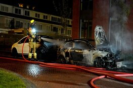 Twee auto's door brand verwoest in Alkmaarse Percivalstraat