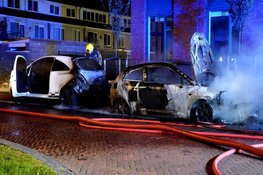 Twee auto's door brand verwoest in Alkmaarse Percivalstraat