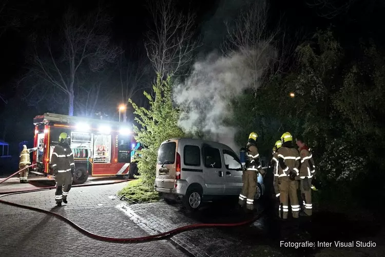 Auto door brand verwoest aan De Landman in Alkmaar