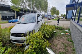 Rolstoelbus belandt in struiken in Alkmaar