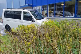 Rolstoelbus belandt in struiken in Alkmaar