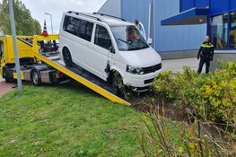 Rolstoelbus belandt in struiken in Alkmaar