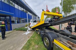 Rolstoelbus belandt in struiken in Alkmaar