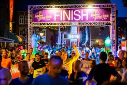 Voetjes van de vloer met Swinging Night Alkmaar - 9.000 hardlopers aan de start van Alkmaar City Run by night